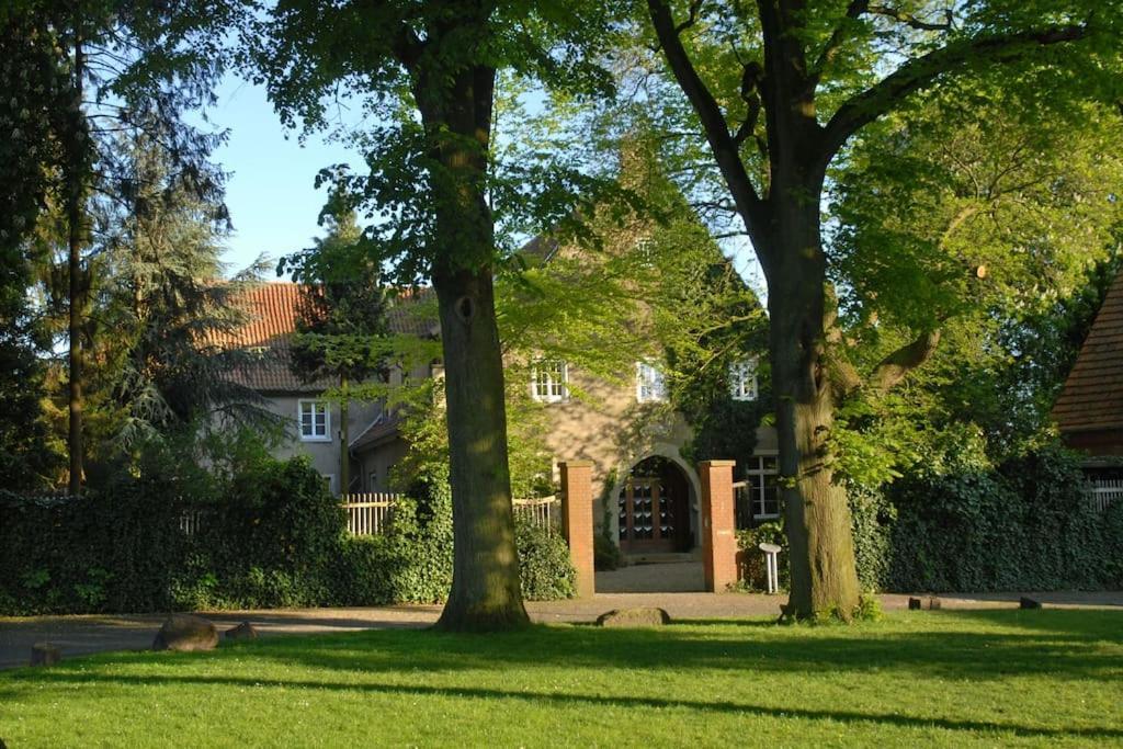 Haus Keppelborg: Zi Antonia Mit Kirchplatzblick Apartment Heek Exterior photo
