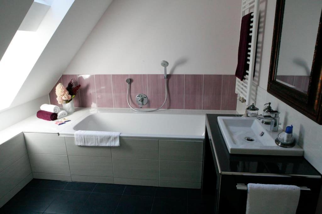 Haus Keppelborg: Zi Antonia Mit Kirchplatzblick Apartment Heek Exterior photo
