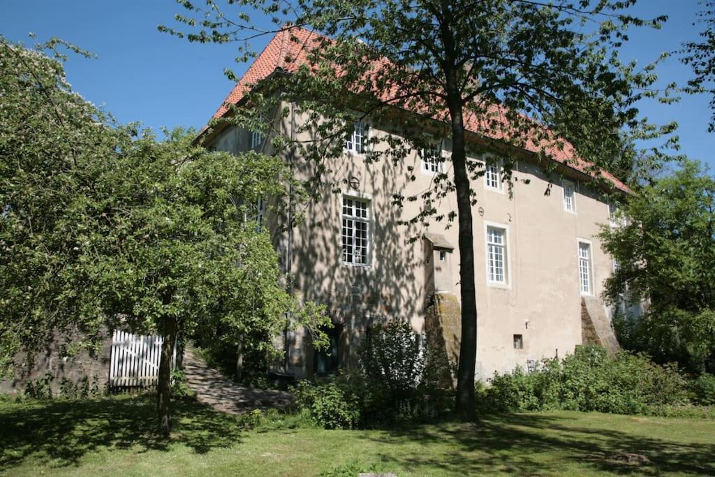 Haus Keppelborg: Zi Antonia Mit Kirchplatzblick Apartment Heek Exterior photo